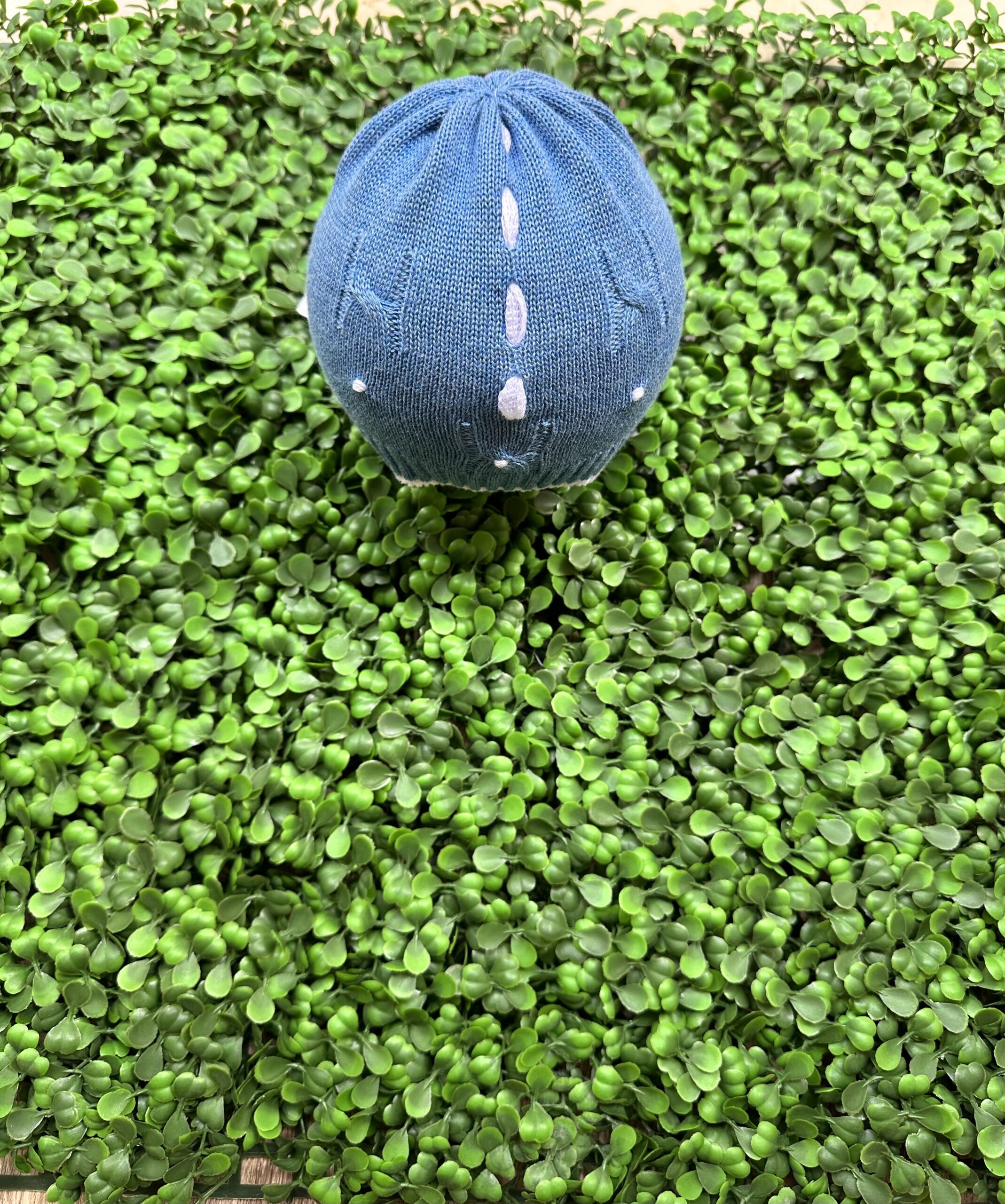 Cappello blu denim in filo di cotone con trecce