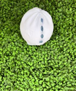 Cappello in filo di cotone bianco con trecce blu