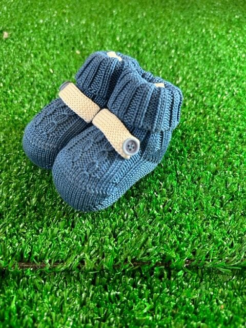 Babbucce in filo di cotone color blu con fascia bianca e bottoncino blu - immagine 3