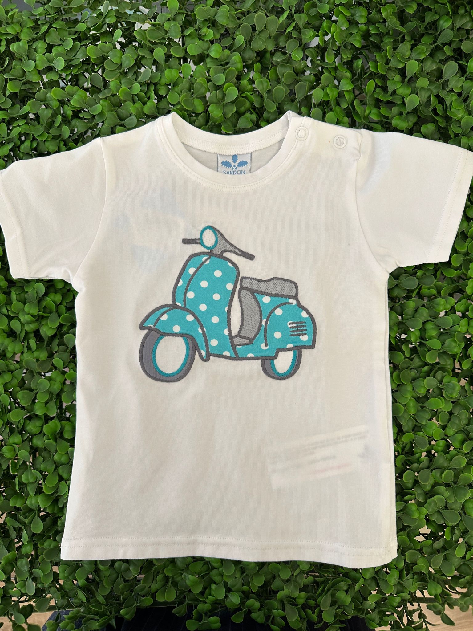 T-shirt bianca Sardon con Vespa