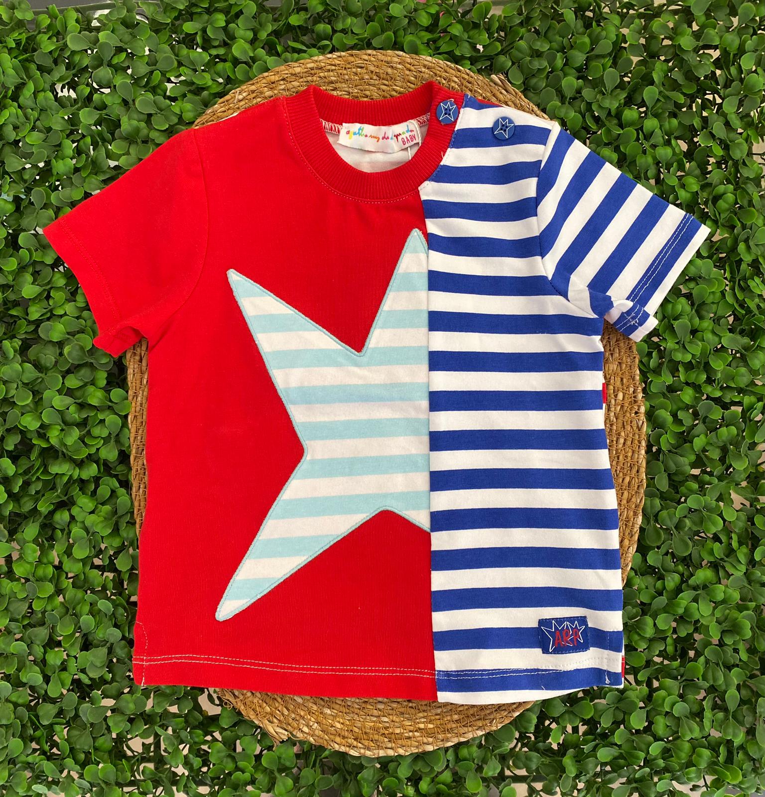 T-shirt rossa con stella