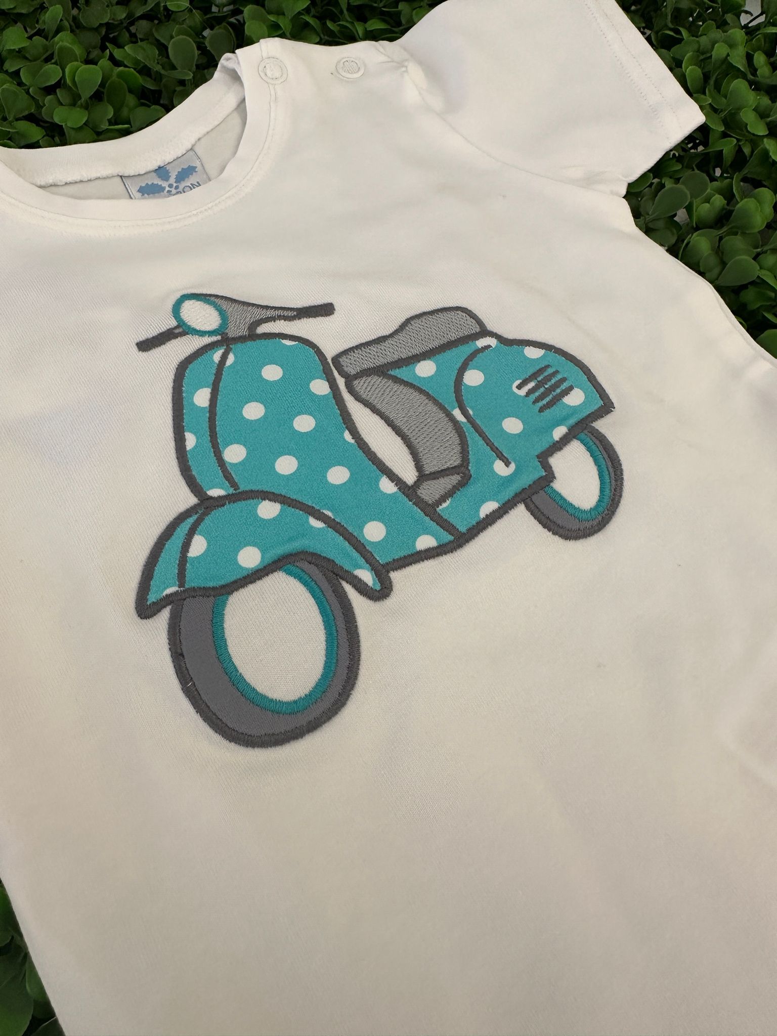 T-shirt bianca Sardon con Vespa - immagine 2