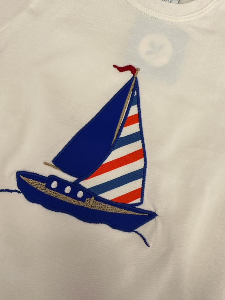 T-shirt bianca con barca a righe blu e rosse Sardon - immagine 2