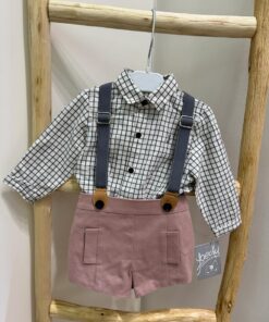 Salopette rosa e camicia a quadretti