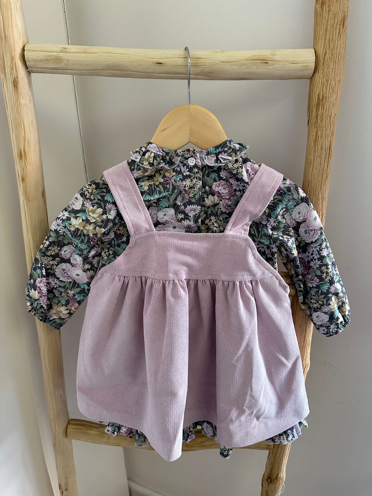 Vestito salopette rosa in velluto con body - immagine 2