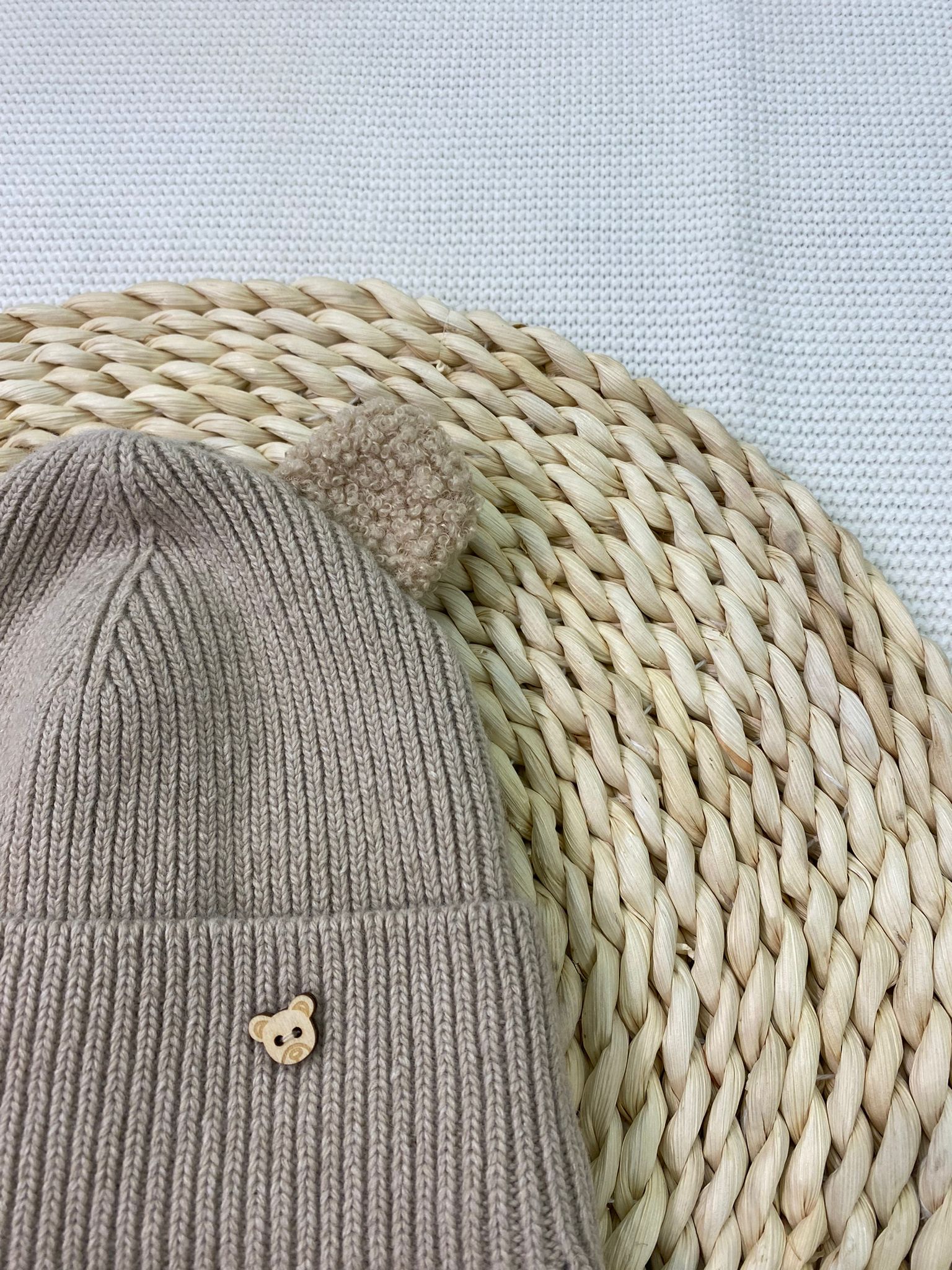 Cappellino con orecchie teddy beige - immagine 2