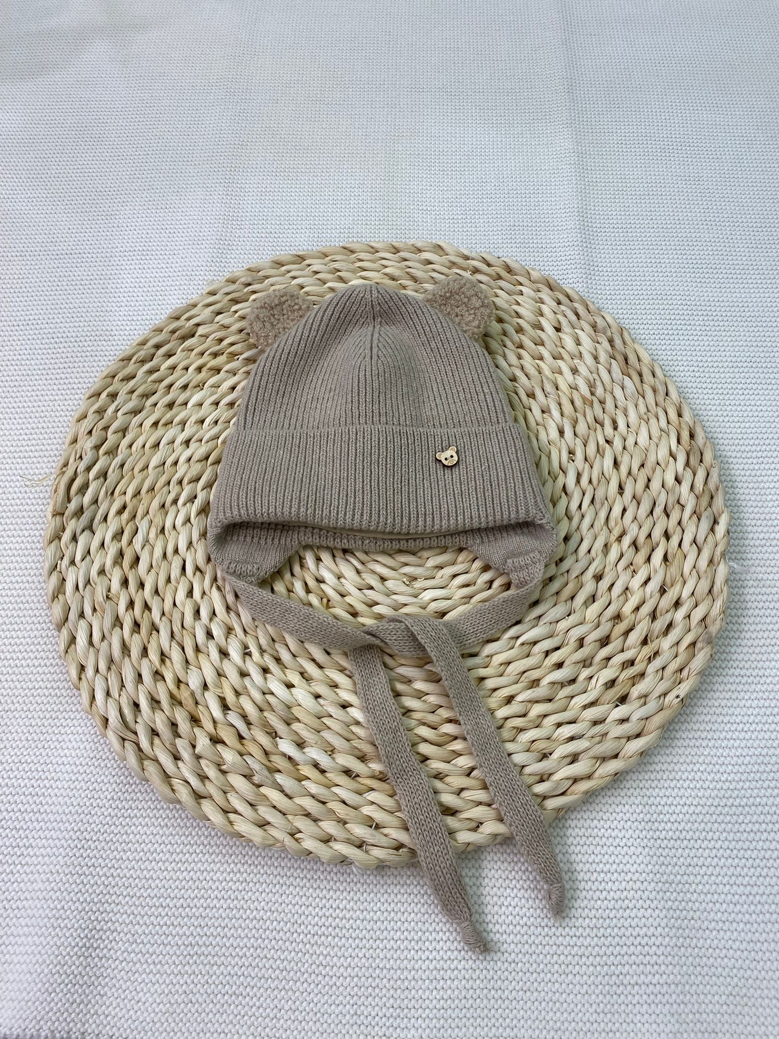 Cappellino con orecchie teddy beige