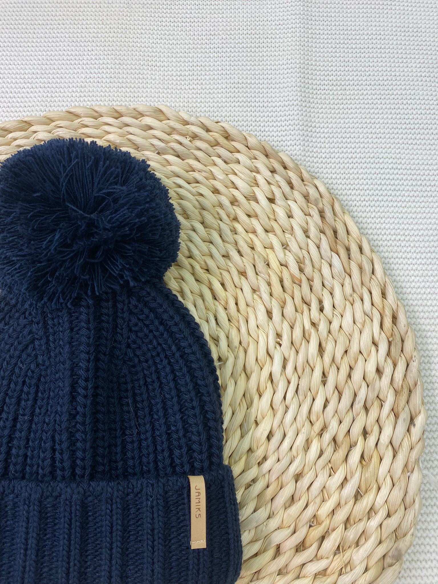 Cappellino blu con pom pom - immagine 2
