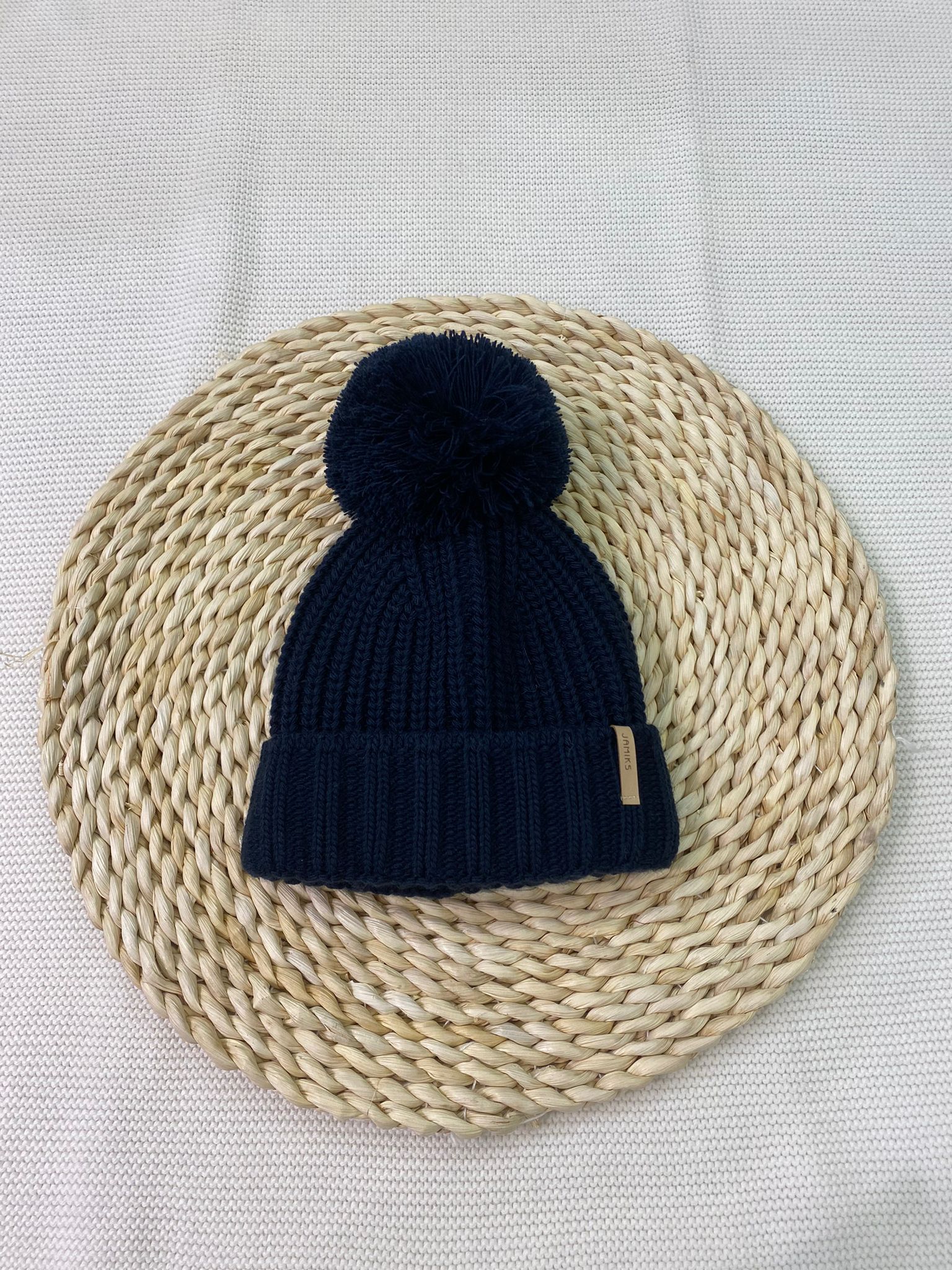 Cappellino blu con pom pom