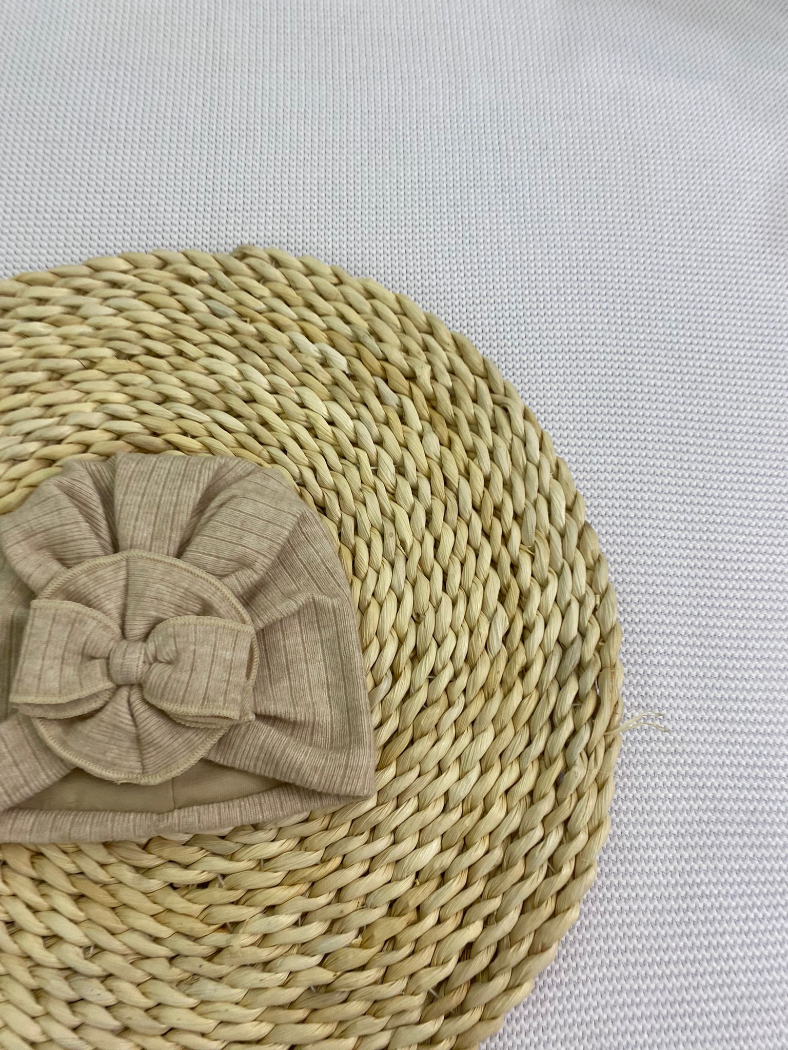 Cappellino turbante beige con fiocco - immagine 2