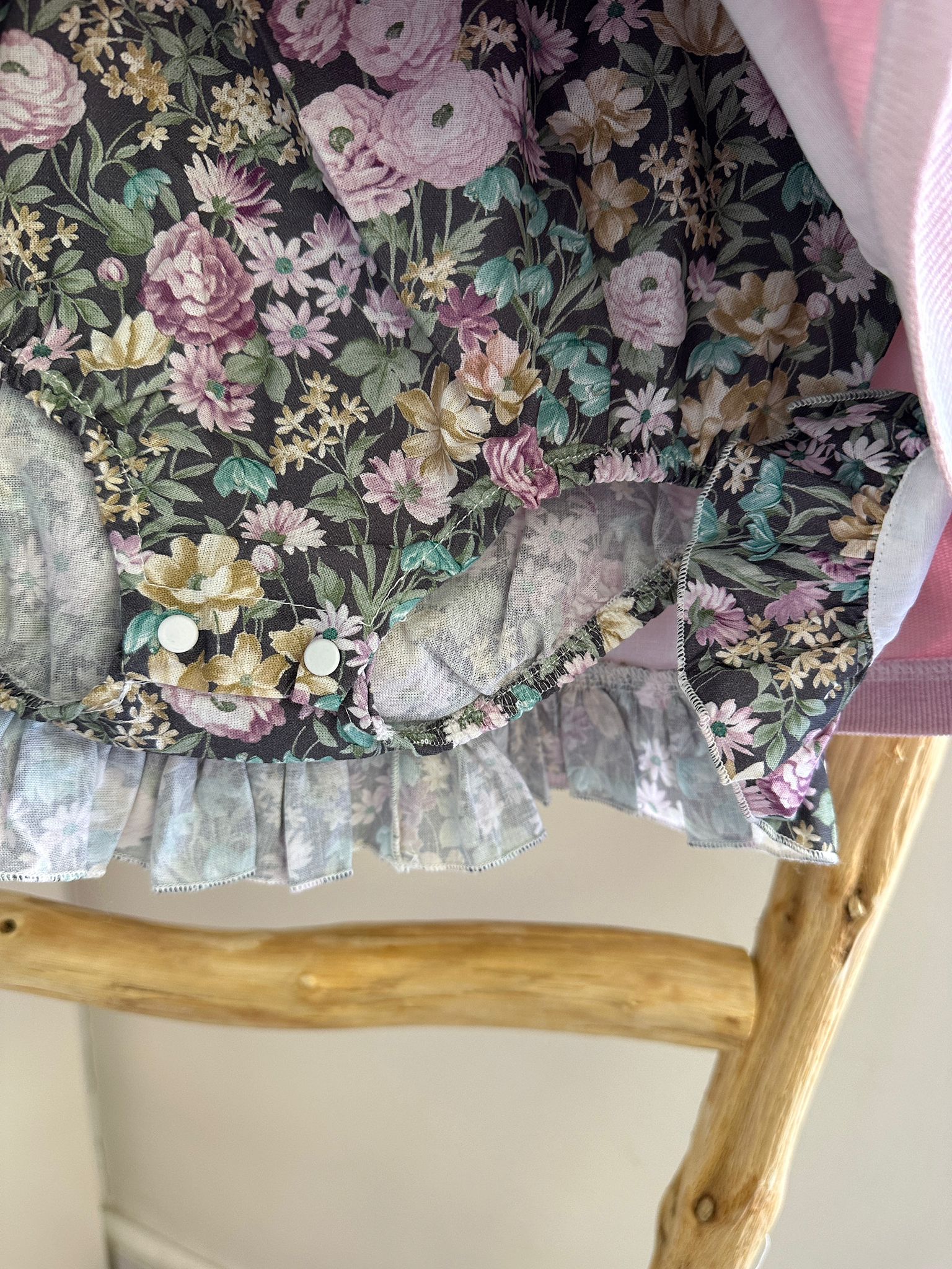 Vestito salopette rosa in velluto con body - immagine 4