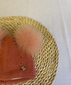 Alternative view of Cappellino rosa albicocca con orecchie pom pom