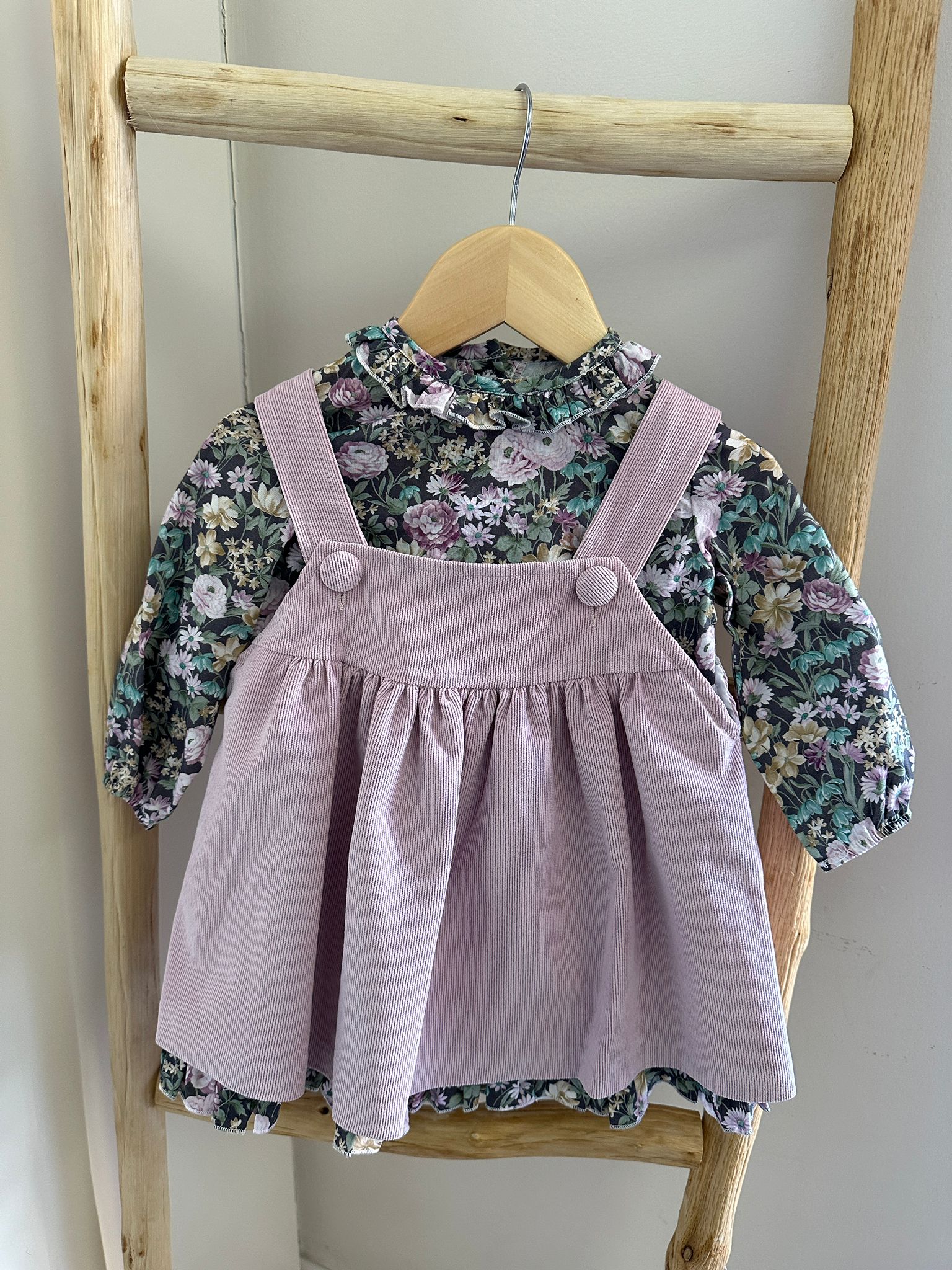 Vestito salopette rosa in velluto con body