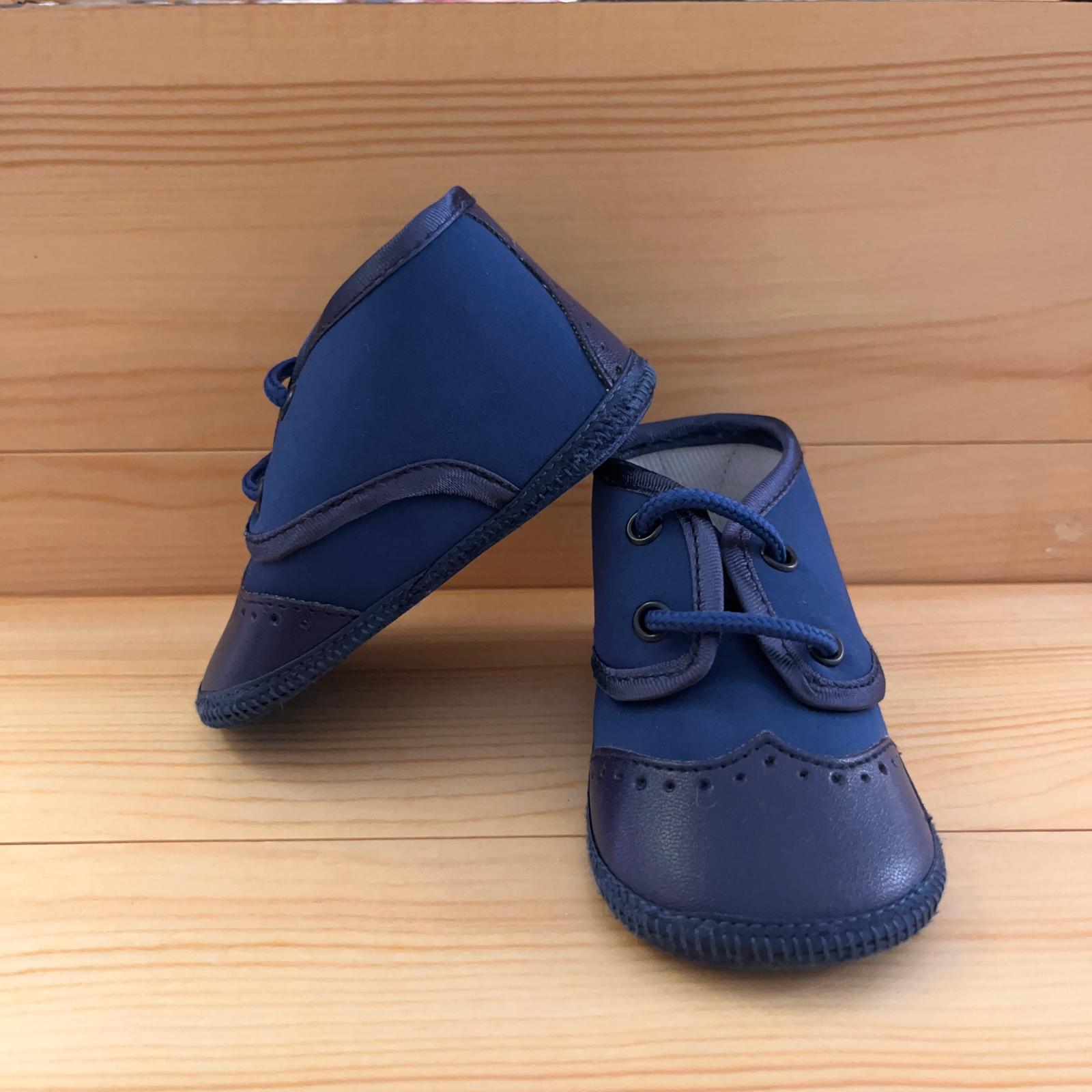 Scarpe culla inglesi blu Petit - immagine 2