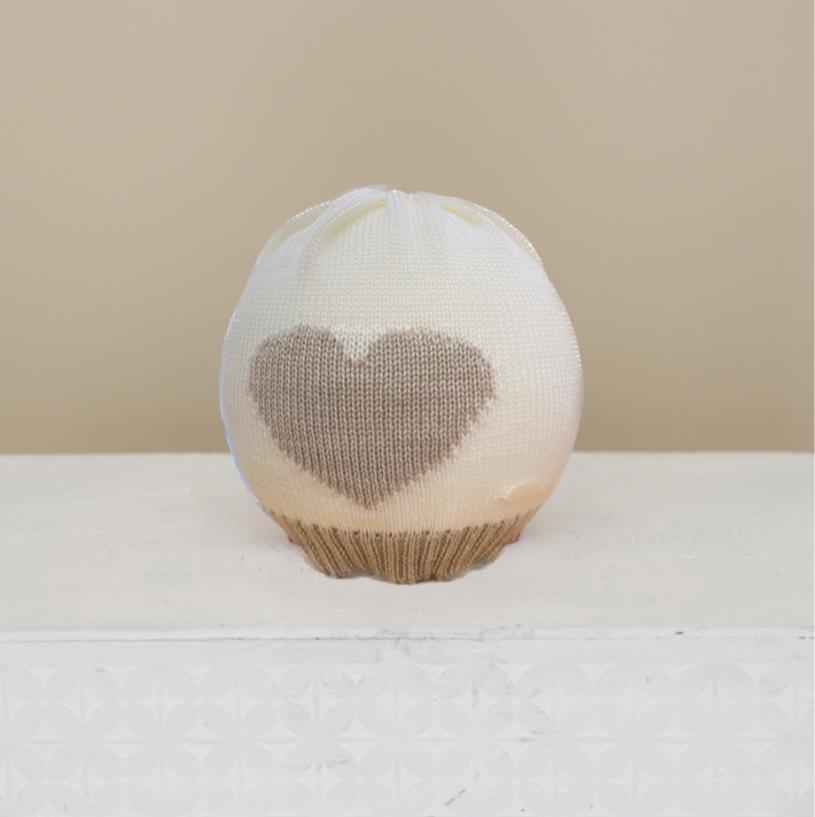 Cappellino panna e cuoricino beige Ninnaoh