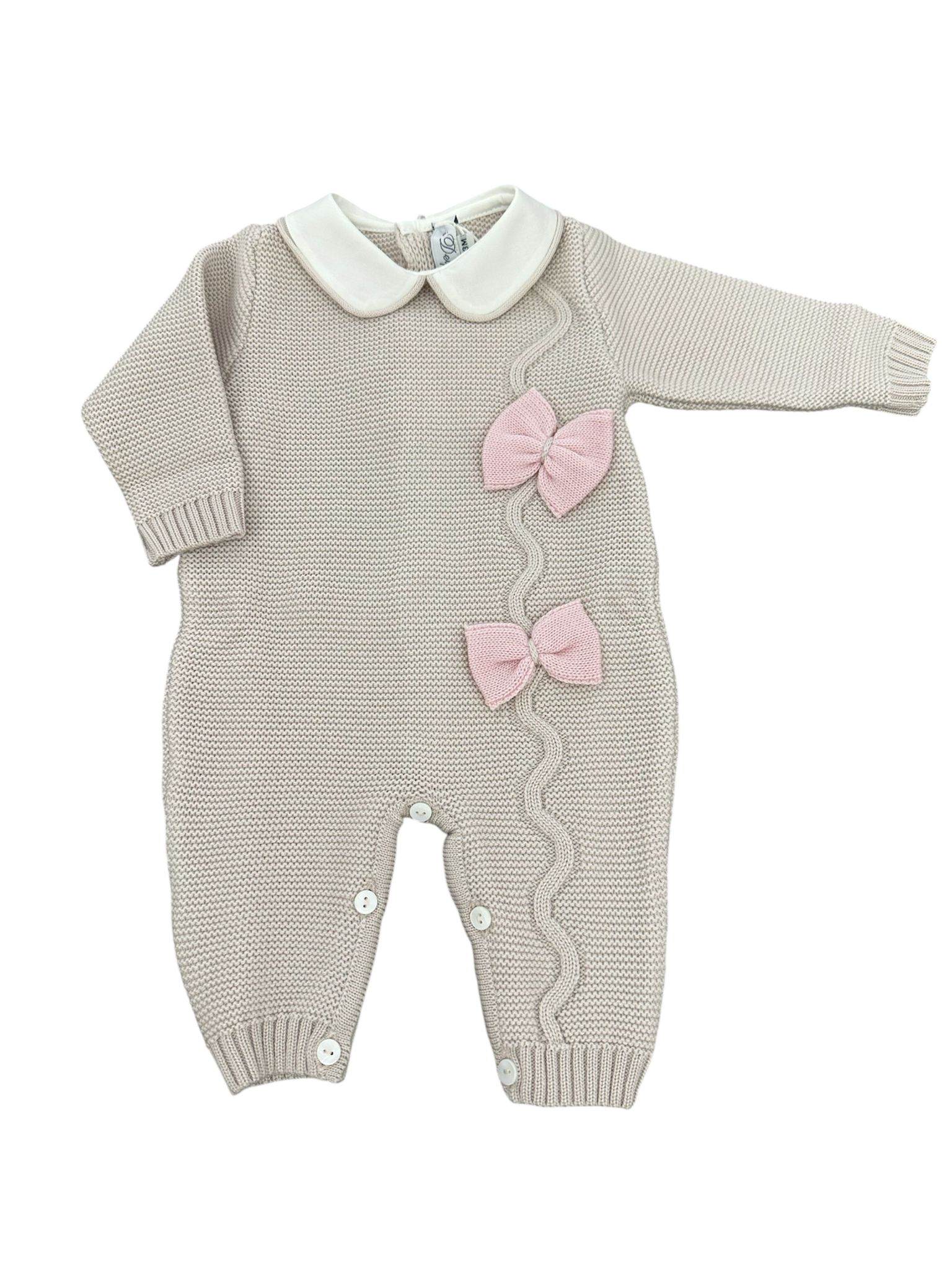 Tutina beige con fiocchi rosa i Delfi